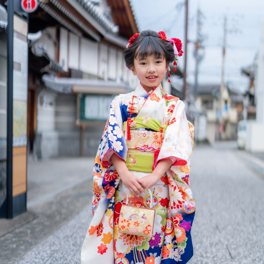 7歳の女の子が七五三の振袖を着ている写真