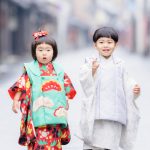 七五三の着物を着た女の子と男の子が並んでいる写真